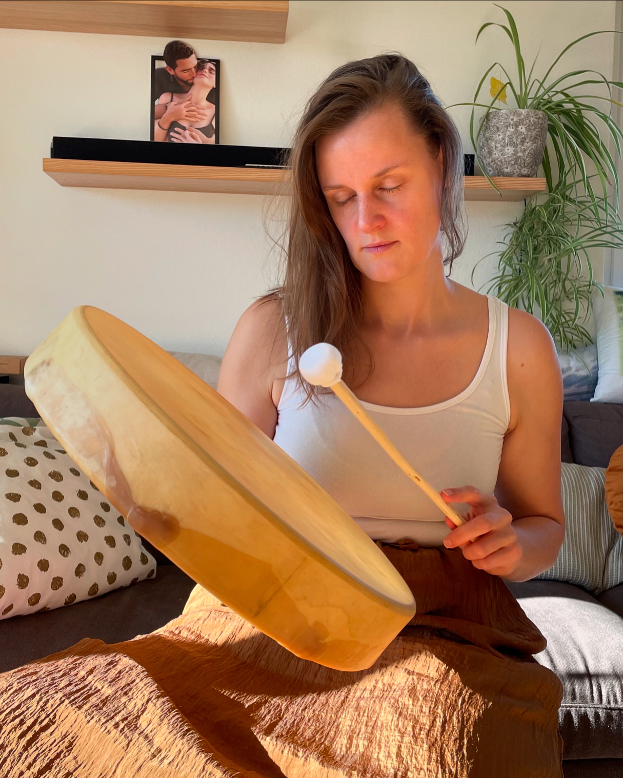 Nina mit der schamanischen Trommel Klara für Klarheit